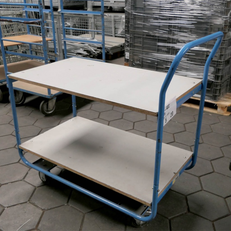 Gebruikte lichte tafelwagen 150 kg met 2 houten etages en opstaande duwbeugel 1170x600x1100mm