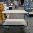 Gebruikte lichte tafelwagen 150 kg met 2 houten etages en opstaande duwbeugel 1170x600x1100mm