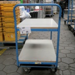 Gebruikte lichte tafelwagen 150 kg met 2 houten etages en opstaande duwbeugel 1170x600x1100mm