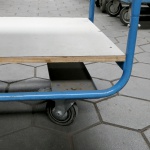 Gebruikte lichte tafelwagen 150 kg met 2 houten etages en opstaande duwbeugel 1170x600x1100mm