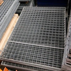Voordeelpartij 18 gebruikte persroosters 1490x1100mm verzinkt Voordeelpartij 18 gebruikte persroosters 1490x1100mm verzinkt